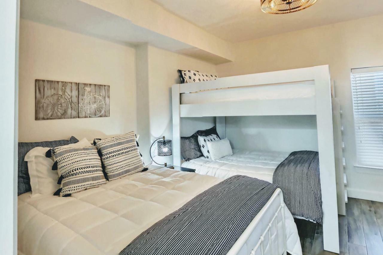 Barefoot Bliss - Beachfront - Sleeps 12 Apartamento